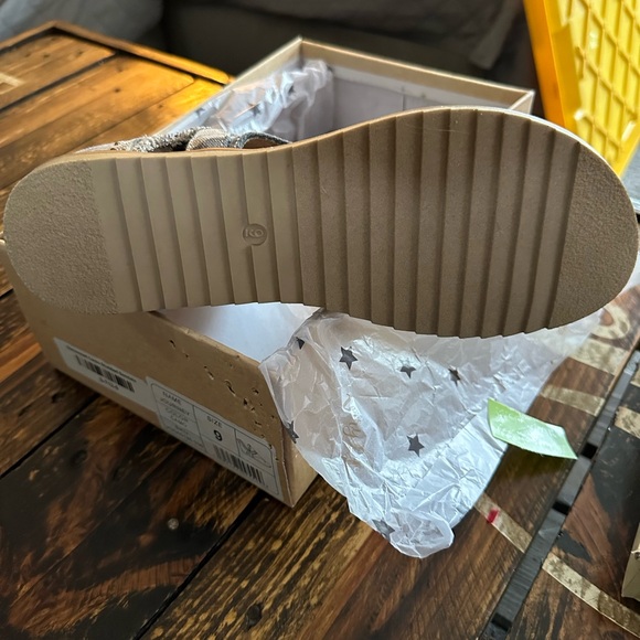 Brand new in the box Very G Journey Camo sandals. Size 9 - Picture 3 of 3